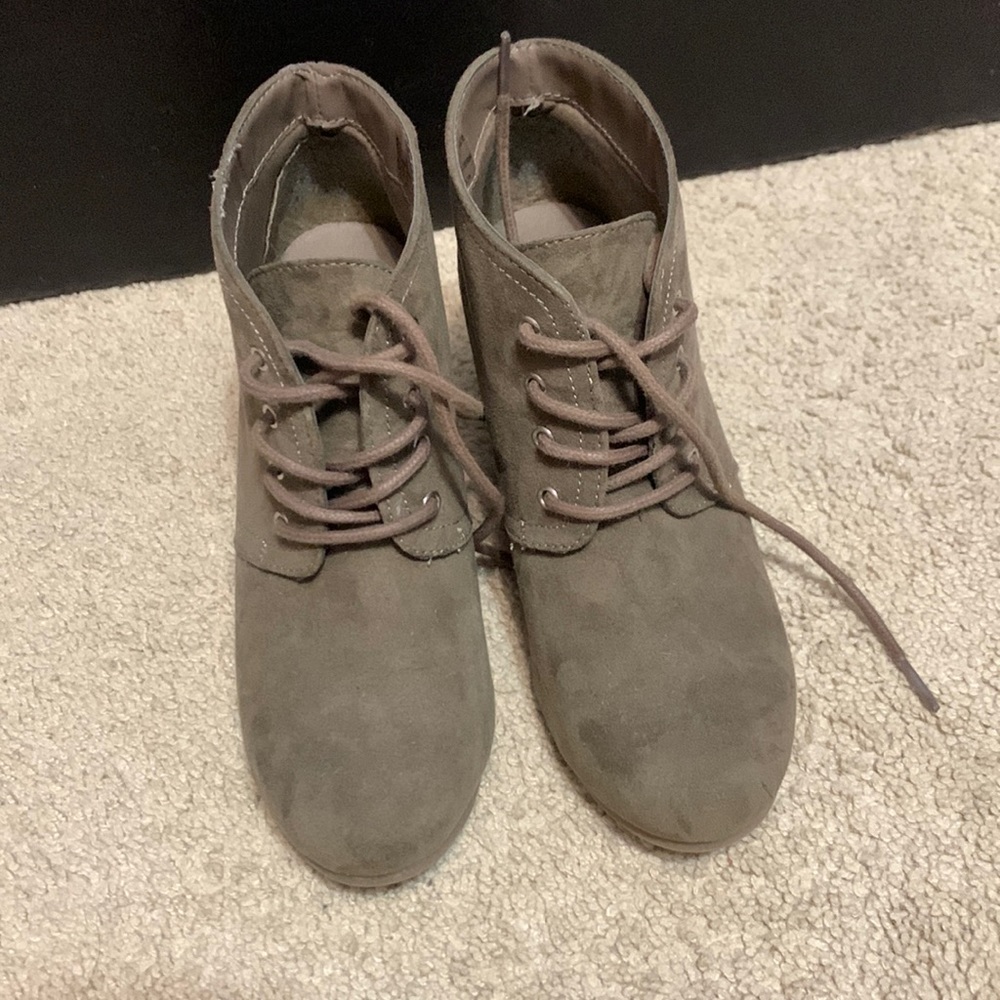 high top boots are good as new.they’ve been worn twice and are in good condition